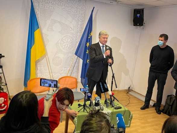 Лоукостом разом з журналістами: Порошенко підтвердив своє повернення в Україну