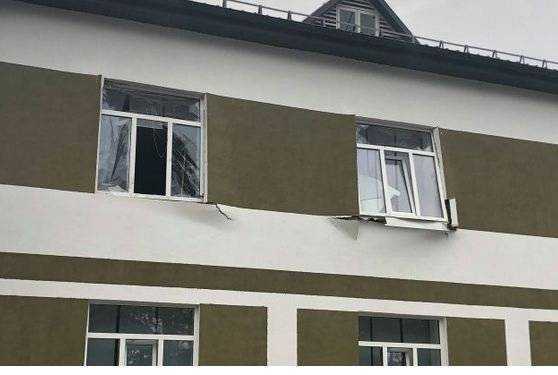 В учебном центре "Десна" произошел взрыв: в общежитии вылетели окна, есть жертвы