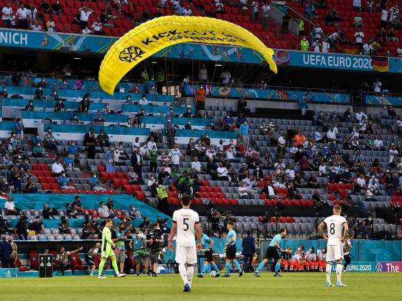 Євро-2020: перед матчем Франції та Німеччини на стадіон приземлився парашутист з Greenpeace - що відомо наразі