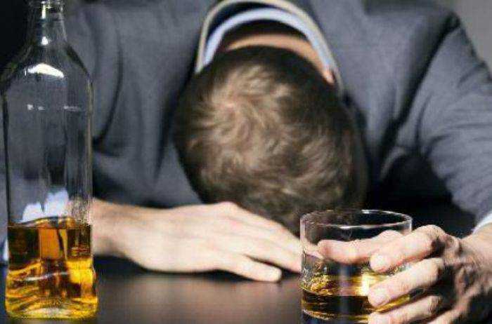 Врачи назвали три симптома аллергии на алкоголь