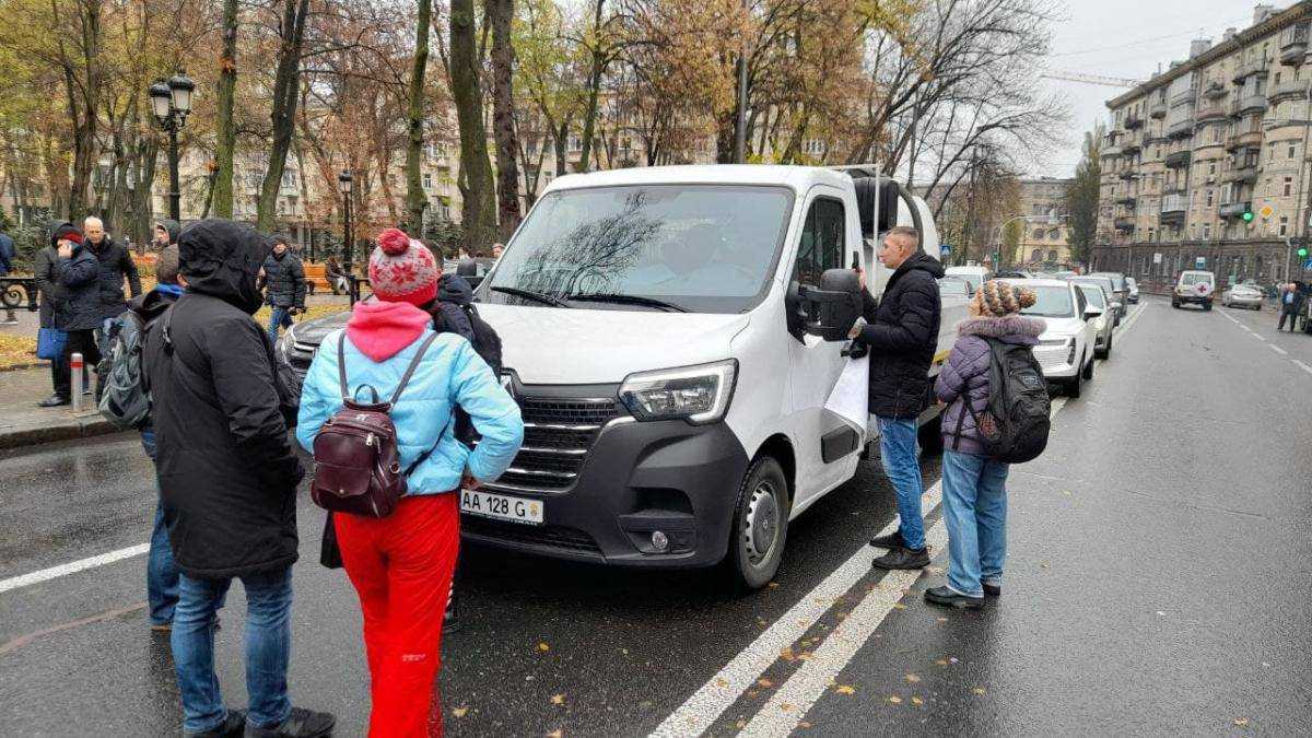 В центре Киева "антивакцинаторы" развернули авто с бочкой: опасаются, что в ней ядовитое вещество