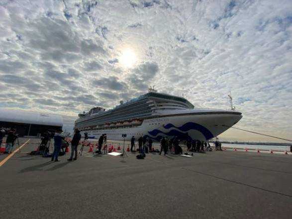 Коронавирус обнаружен уже у 64 пассажиров круизного лайнера