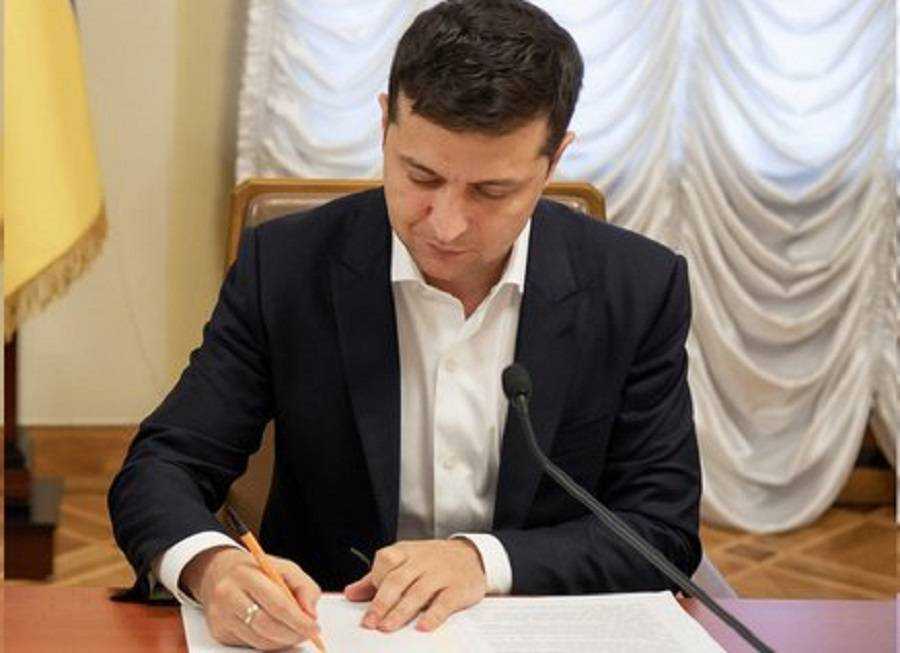 Зеленський підписав закон про компенсацію за затримані зарплати та пенсії