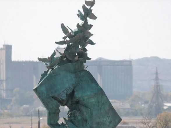 В окупованому Криму встановили монумент до річниці розстрілу в коледжі в Керчі