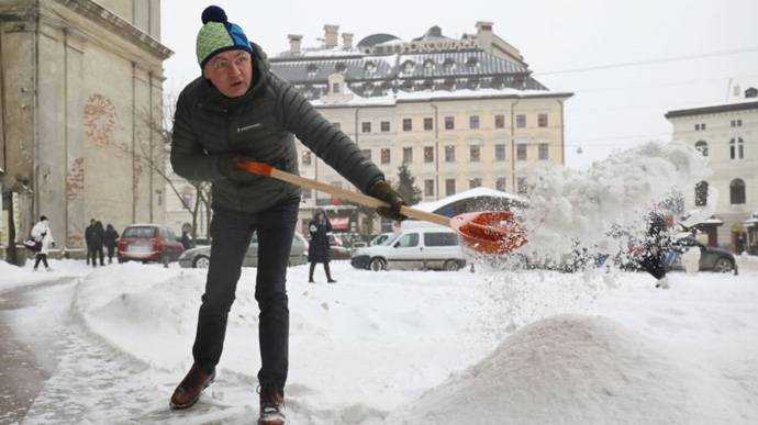Садовий зізнався, що "сам винен" у снігопаді у Львові і взявся за лопату