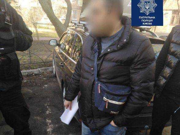 В Киеве мужчина плюнул в кассиршу АЗС по просьбе надеть маску