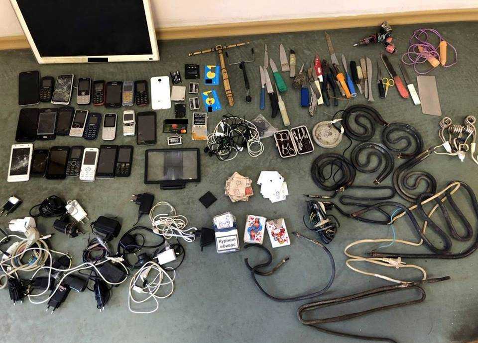 В одесском СИЗО в камерах заключённых нашли ножи, алкоголь и смартфоны