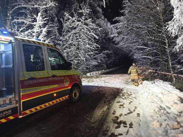 Снег, гололед и ветер: спасатели начали оказывать помощь застрявшим автомобилям