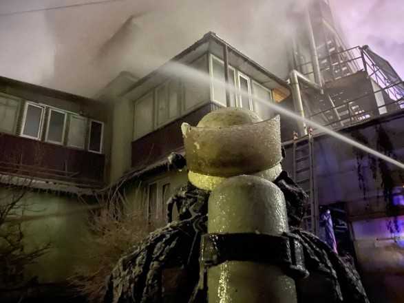 Пожар при минус 14: в Киеве спасатели в ледяном снаряжении тушат трехэтажку