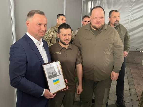 Дуді в Україні подарували славнозвісну марку з "руським корабльом"