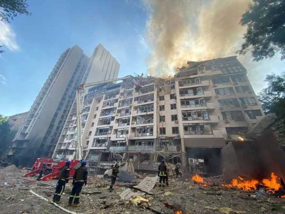 Ракетный удар по жилому дому в Киеве: известно об одном погибшем