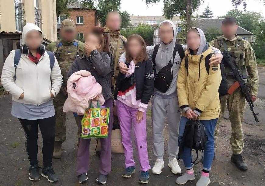На Харківщині окупанти тиждень утримували у підвалі п'ятьох дітей