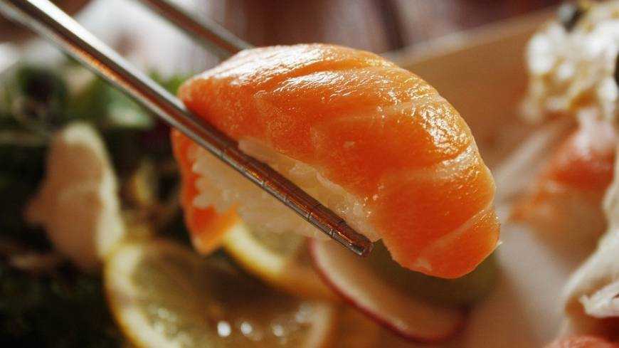Ученые рассказали, почему не стоит есть суши