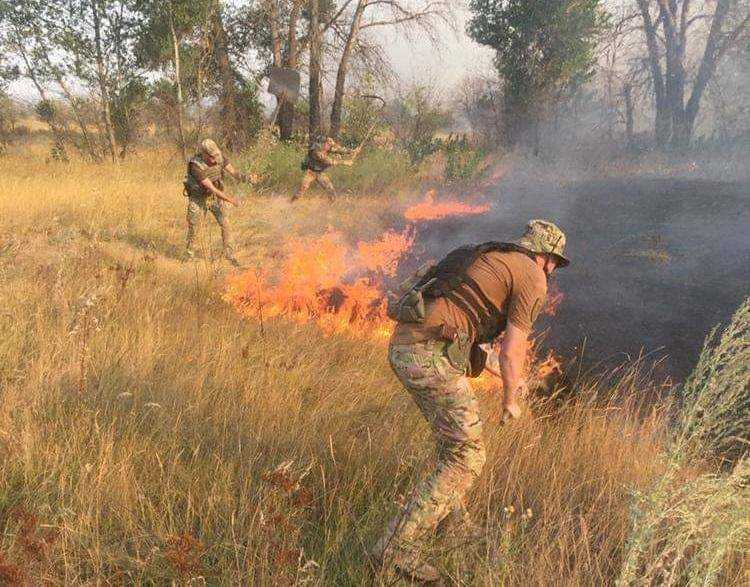 Пожар на Луганщине: с ожогами госпитализировали уже трех военных, один - пропал без вести