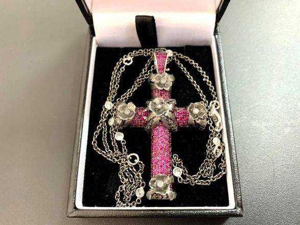 Замість біжутерії: у посилці з Британії виявили дорогоцінний хрест, інкрустований сотнями діамантів і рубінів