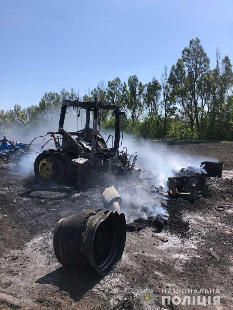 На Харківщині окупанти обстріляли трактор, який працював у полі: важко поранено водія