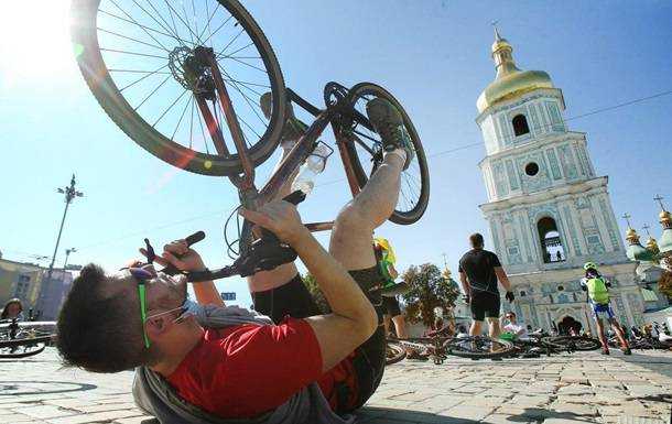 В Киеве тысяча велосипедистов улеглись на площади
