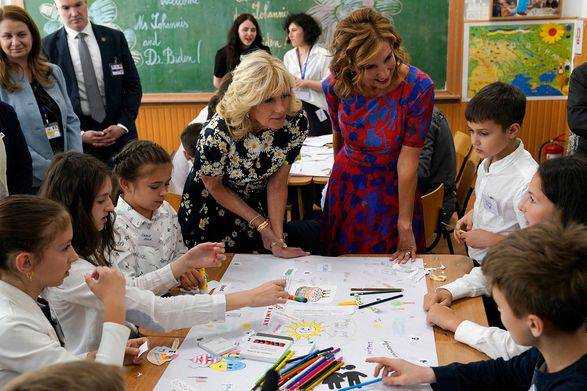 Перша леді США зустрілася з українськими біженцями в Румунії: "Ці діти справді постраждали"