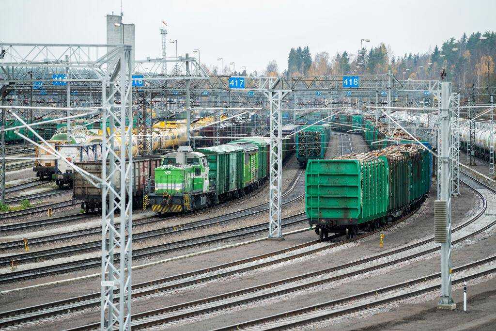 Окупанти відправляють залізницею озброєння і техніку на Харківщину - Міноборони