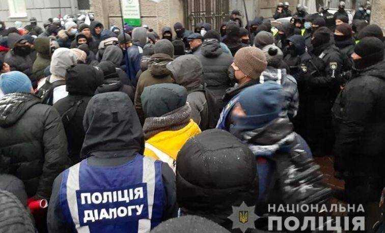 В Киеве депутатов заблокировали в Раде и не выпускали: что происходит