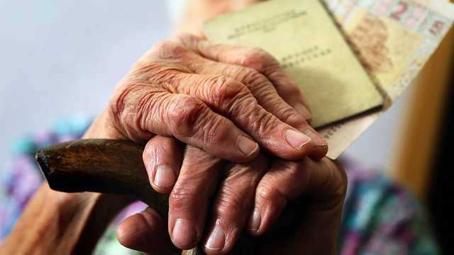 Три варианта пенсионного возраста: кому в Украине придется работать до 65 лет