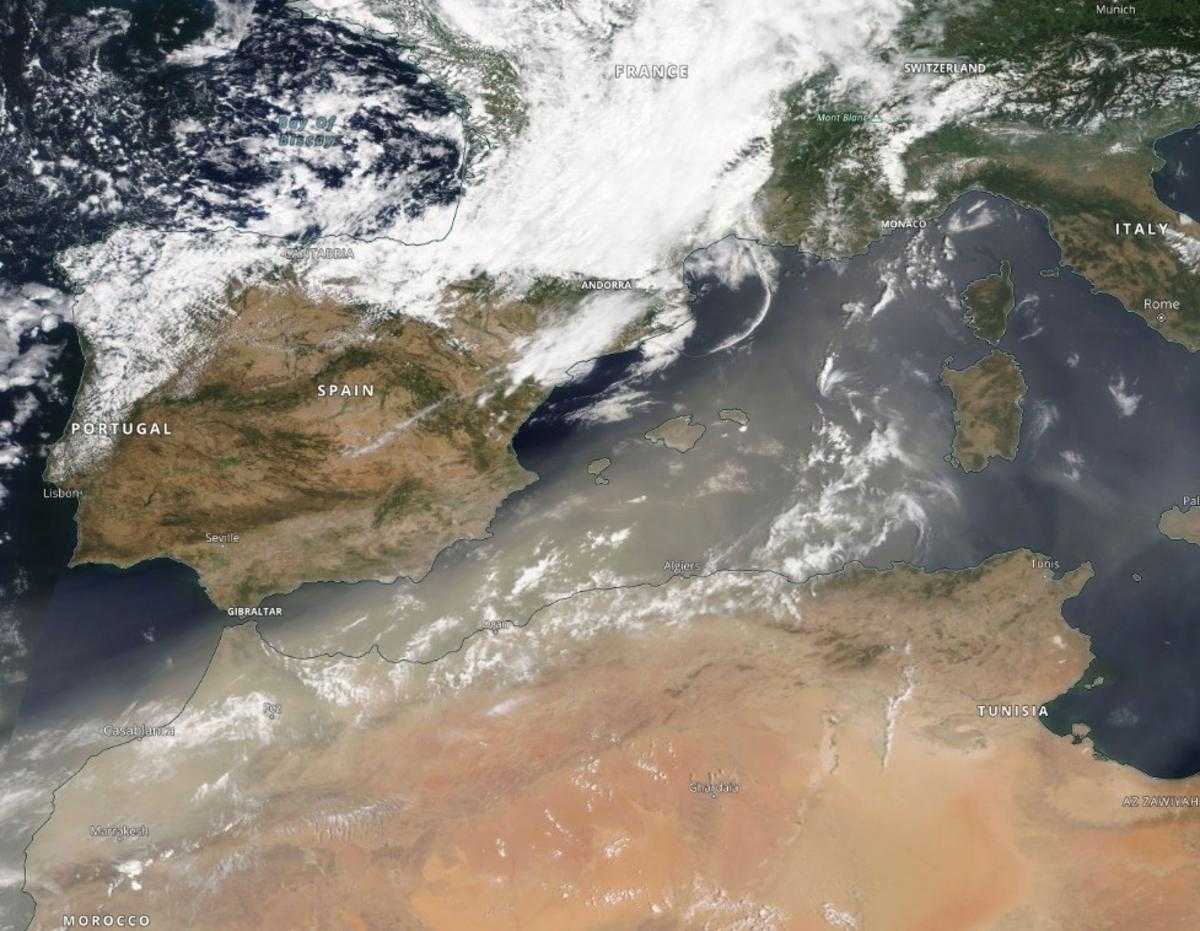 Європу накрила щільна хмара пилу з Сахари