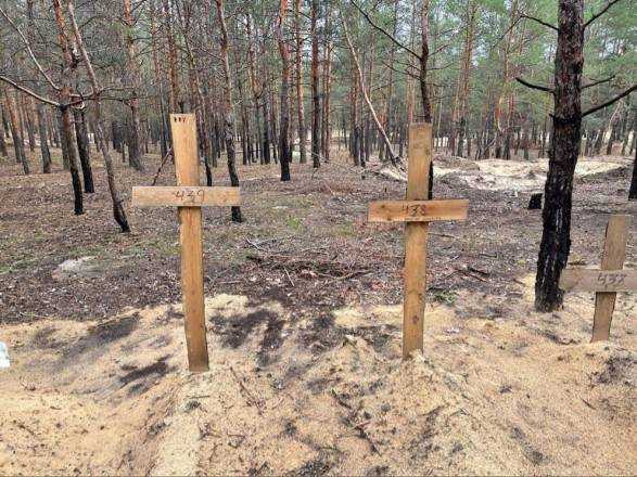 В Ізюмі знайшли місце масовопо поховання цивільних та воїнів ЗСУ: мінімум 440 тіл