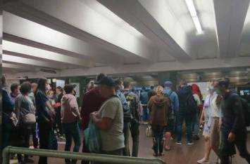 В метро Киева страшный коллапс: все сломалось, люди в панике