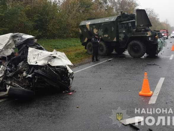 На Львівщині авто “влетіло” у військову вантажівку: загинуло подружжя