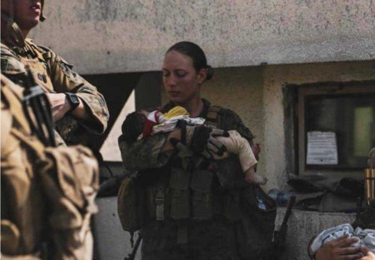 Перед загибеллю в теракті: мережу підкорило фото 23-річної військовослужбовиці США з афганською дитиною