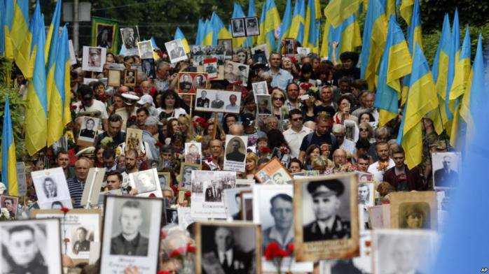 В Киеве проходит акция "Бессмертный полк"