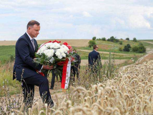 Польша настаивает, чтобы Украина разрешила провести эксгумацию тел поляков, погибших на Волыни