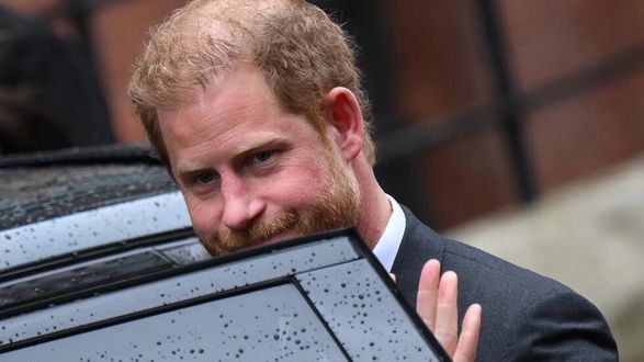 Принц Гарри обвинил членов королевской семьи в сокрытии от него информации о взломе его телефона