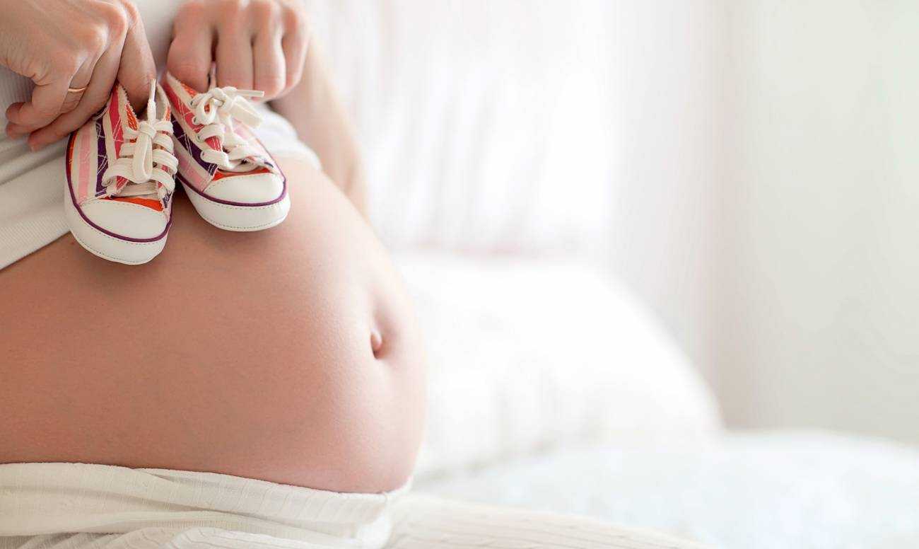 Беременная тройней женщина шокировала видео с огромным животом