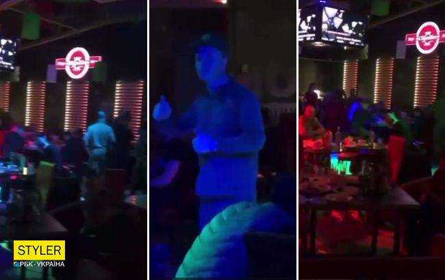 З'явилося відео, як російські мародери "відриваються" в барі, відпочиваючи від війни в Україні