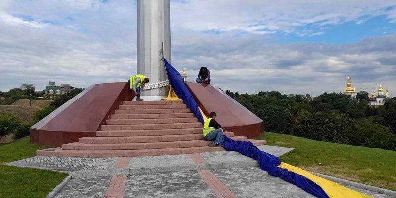 Порвался самый большой флаг Украины