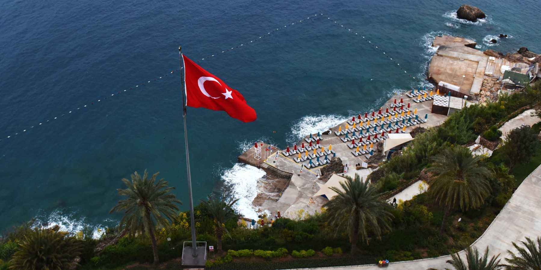Российских туристов коронавирус выставил из турецких отелей