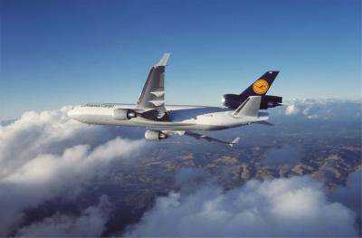 Немецкая авиакомпания Lufthansa меняет маршруты полетов, чтобы обойти воздушное пространство над Украиной