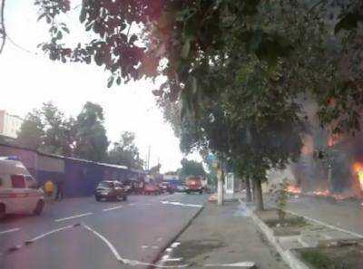 В результате артобстрела загорелся рынок возле железнодорожного вокзала Донецка