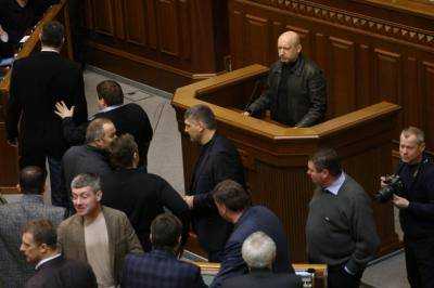 Турчинов поручил аппарату ВР не начислять за сегодняшний день зарплату отсутствующим в зале депутатам от КПУ и Партии регионов