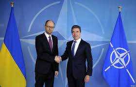 Премьер-министр Украины Арсений Яценюк и генеральный секретарь НАТО Андерс Фог Расмуссен обсудили общие шаги по дальнейшему углублению сотрудничества Украины с Альянсом