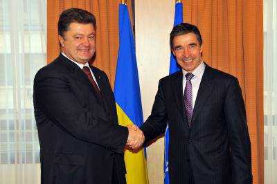 Президент Украины наградил генерального секретаря НАТО орденом Свободы