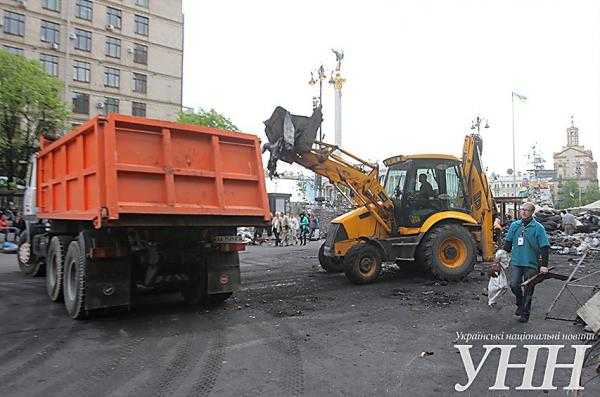 Киевские коммунальщики полностью разобрали баррикаду возле Дома профсоюзов