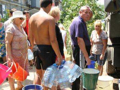 Из-за отсутствия хлорированной питьевой воды в Луганске горожане пьют техническую и речную воду