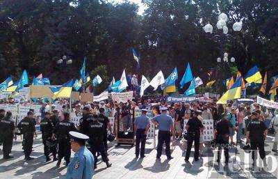 Возле здания Верховной Рады сотни людей митингуют с требованием люстрации власти