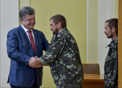 Президент Украины лично встретился с военными, которых освободили из плена