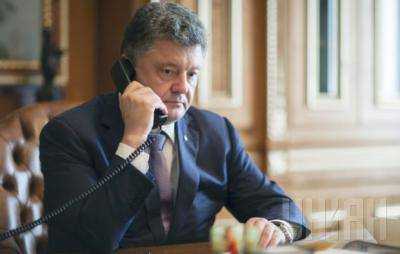 Президент Украины Петр Порошенко провел телефонный разговор с Премьер-министром Великобритании Дэвидом Кэмероном и обсудили международные усилия по урегулированию конфликта на Донбассе
