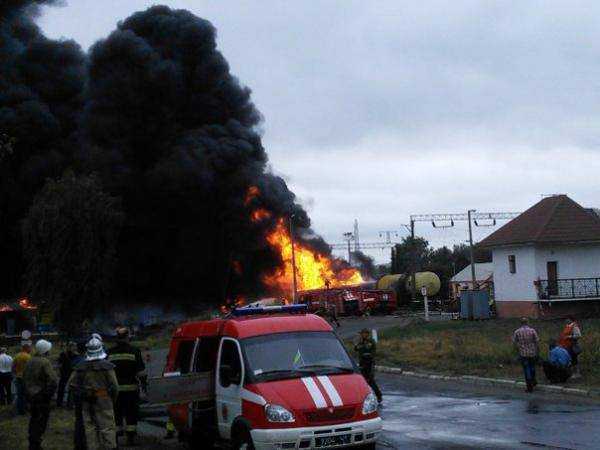 В Черкасской области авария на железной дороге произошла из-за повреждения оси вагона-цистерны с мазутом - ГСЧС