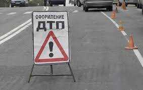 В результате столкновения рейсового автобуса и легкового автомобиля во Львовской области погибла женщина с двухлетним ребенком