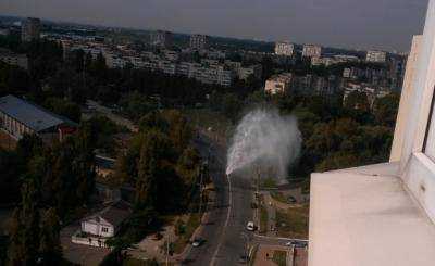 В Киев посреди дороги образовался 10-метровый фонтан воды (видео) – СМИ